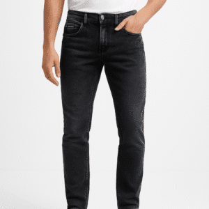 Man wearing black slim-fit stretch jeans paired with white t-shirt and black sneakers – front view.